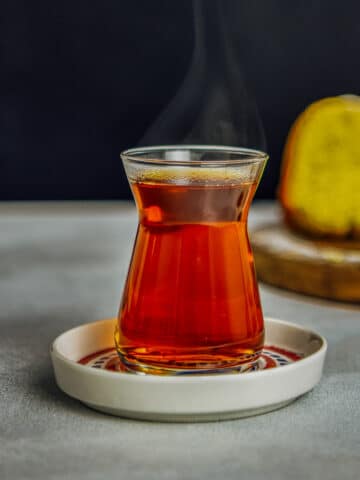 在它的传统茶杯和茶碟的热的土耳其茶。