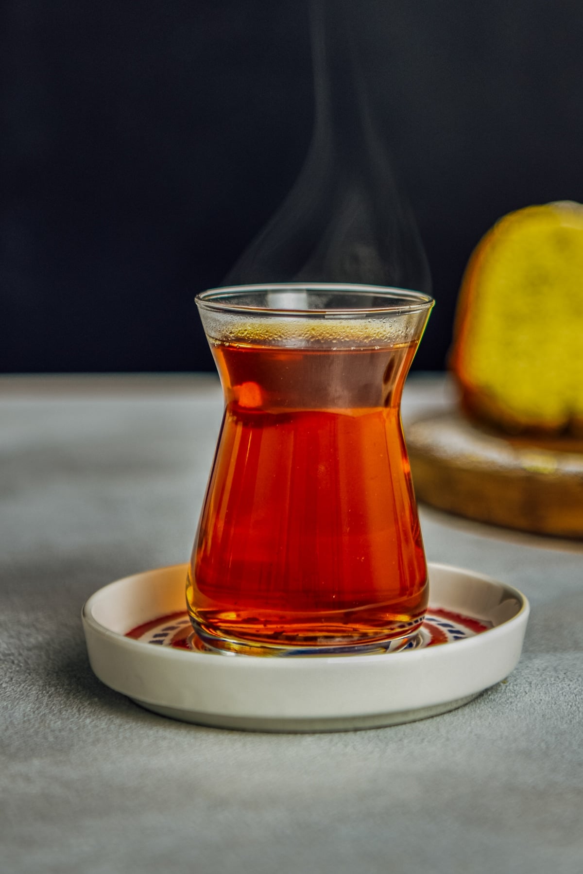 在它的传统茶杯和茶碟的热的土耳其茶。
