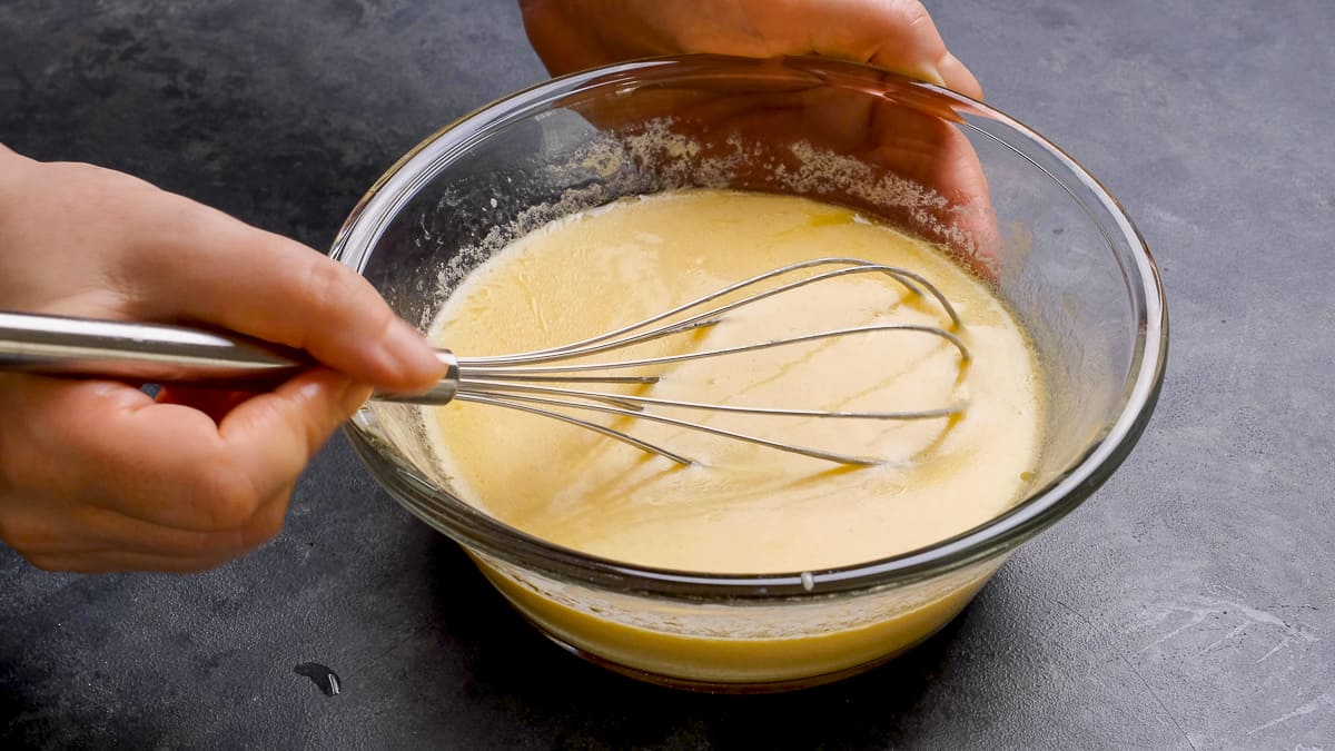 用手在碗里搅拌酸奶和鸡蛋。