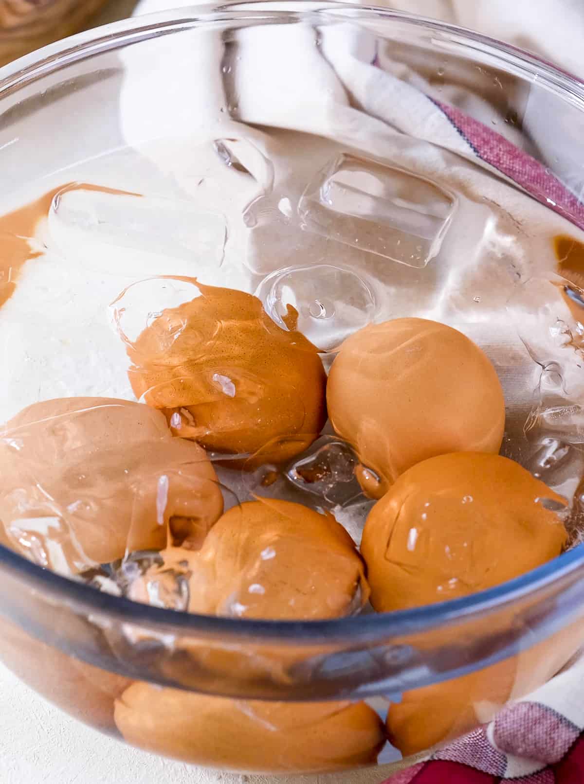 将鸡蛋放入玻璃碗中，加水煮熟。