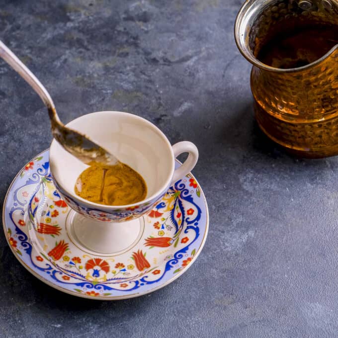 将咖啡泡沫倒入传统的土耳其杯中。
