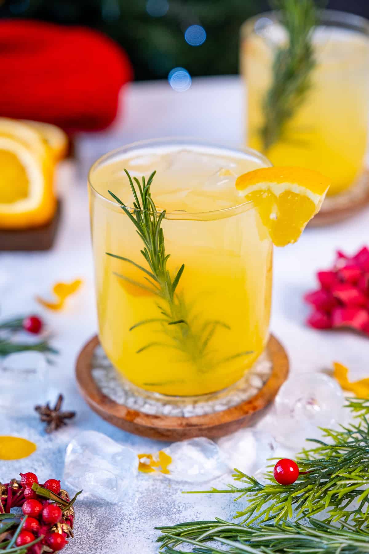 橙汁伏特加鸡尾酒，配上一片橙片和迷迭香。