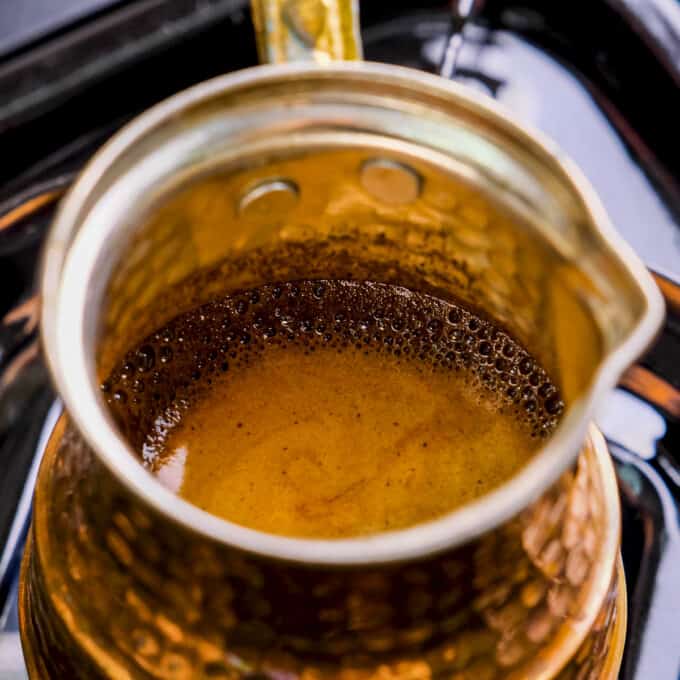 土耳其咖啡在一个铜盆。
