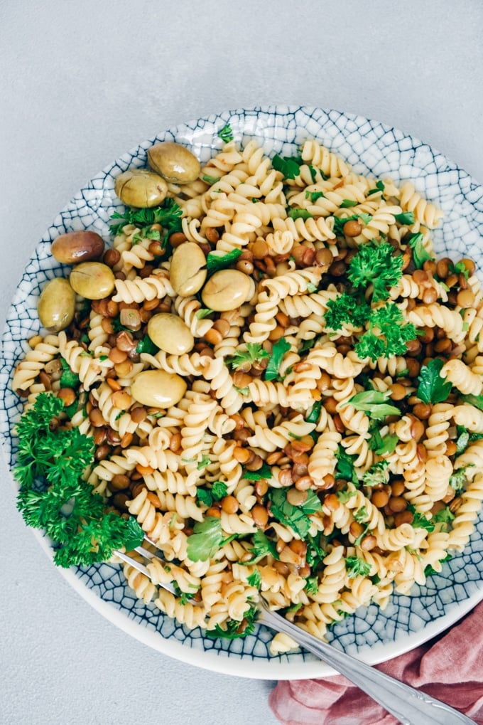 Vegan bolognese using lentils is a wonderful alternative to classic bolognese sauce. This is the most innocent AND TASTIEST pasta sauce ever! #veganrecipe #veganbolognese #lentilbolognese #lentilrecipes 意大利面配素食肉酱、欧芹和绿橄榄做成沙拉。