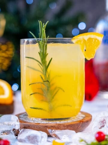 橙汁伏特加鸡尾酒，配上一片橙片和迷迭香。