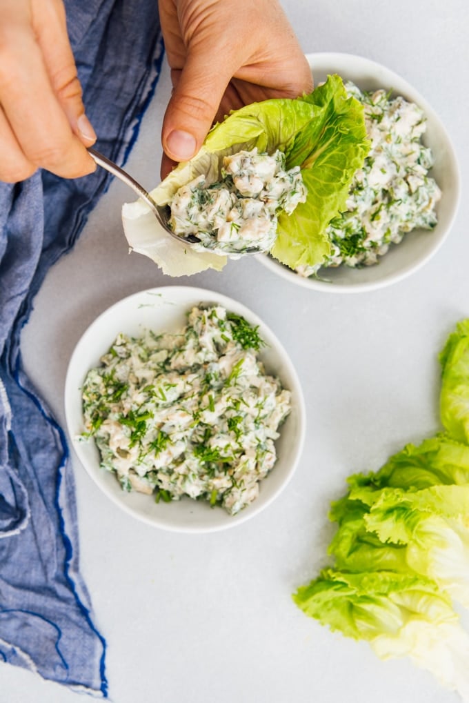 Low carb chicken salad recipe with herbs and walnuts makes a satisfying lunch with lettuce leaves. So easy to make! #chickensalad #lowcarbsalad #lowcarbchickensalad 生菜叶低碳水化合物鸡肉沙拉