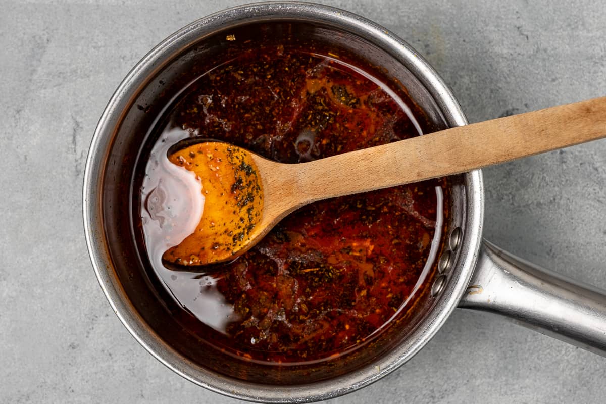 番茄酱在酱锅里，木勺在里面。