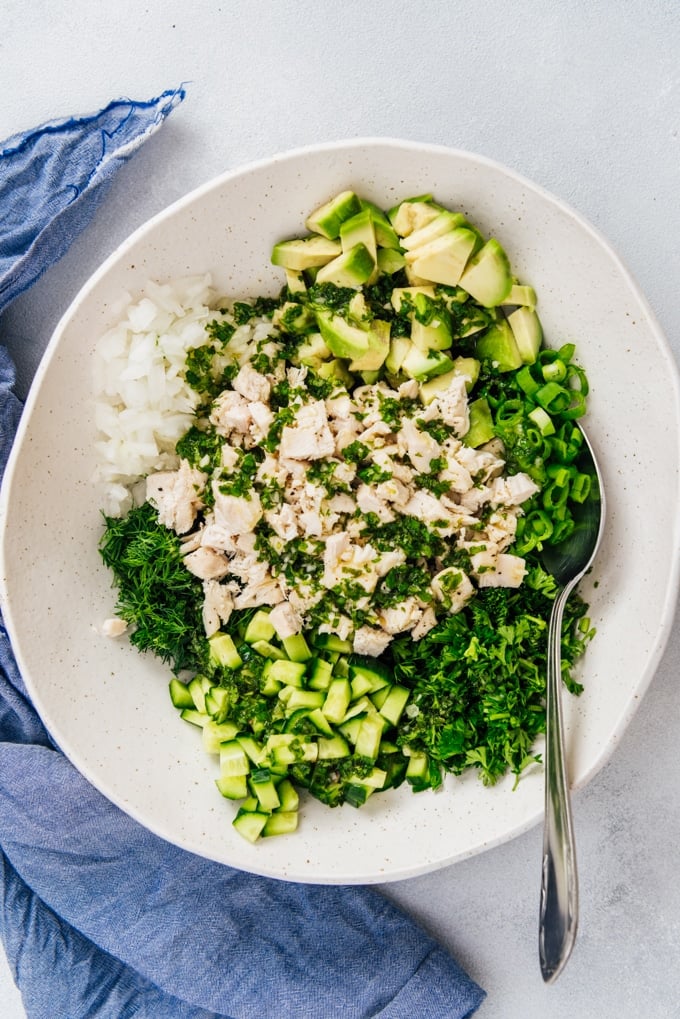Avocado Chicken salad NO MAYO. With a mouthwatering vinaigrette. Makes a perfect summer lunch. #chickensalad #nomayosalad #mayofreechickensalad #lowcarbsalad 不加蛋黄酱的牛油果鸡肉沙拉,放在陶瓷碗里
