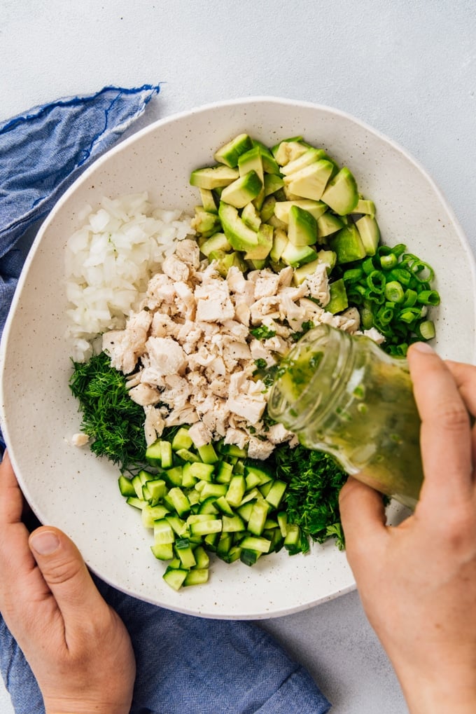 Avocado Chicken salad NO MAYO. With a mouthwatering vinaigrette. Makes a perfect summer lunch. #chickensalad #nomayosalad #mayofreechickensalad #lowcarbsalad 在没有蛋黄酱或奶制品的鸡肉沙拉上倒醋汁