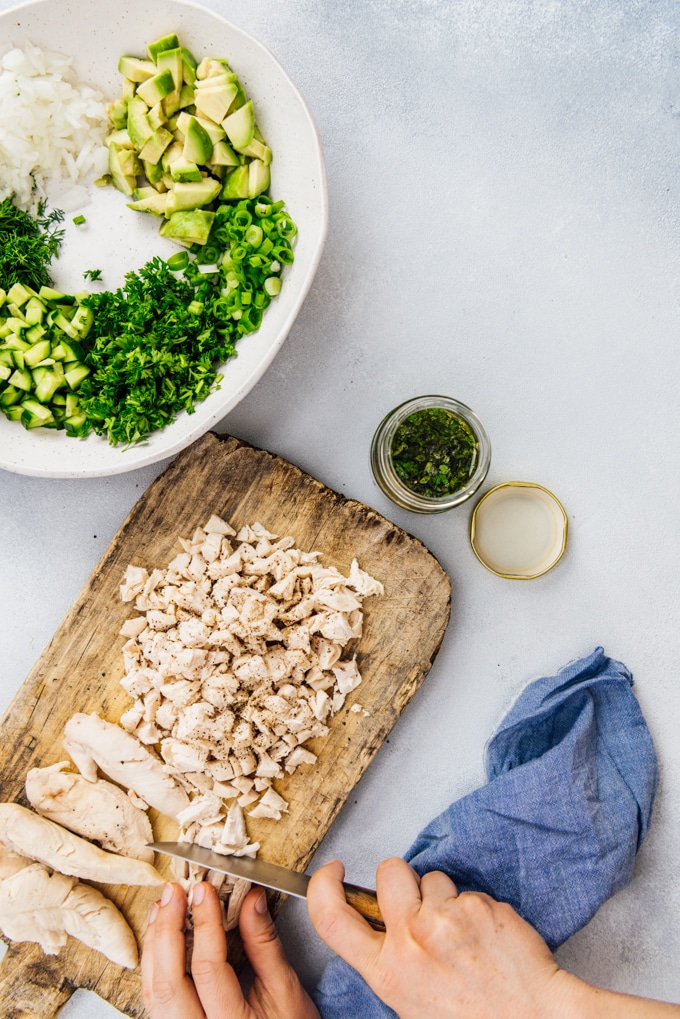 Avocado Chicken salad NO MAYO. With a mouthwatering vinaigrette. Makes a perfect summer lunch. #chickensalad #nomayosalad #mayofreechickensalad #lowcarbsalad 没有蛋黄酱的鸡肉沙拉食谱
