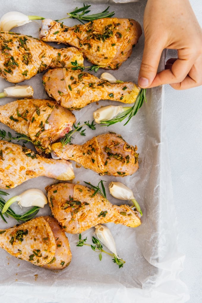 These are the best oven baked chicken legs! No need to wait for the marinade. Yummy, juicy and easy to make. #chickenrecipe #bakedchicken #chickenlegs #chickendrumsticks 你用迷迭香和百里香烤鸡腿多长时间