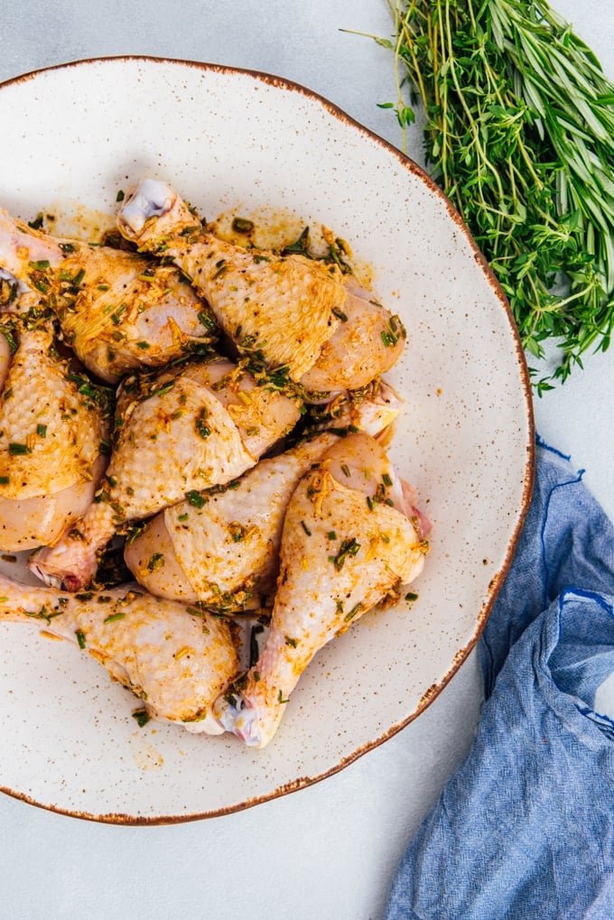 These are the best oven baked chicken legs! No need to wait for the marinade. Yummy, juicy and easy to make. #chickenrecipe #bakedchicken #chickenlegs #chickendrumsticks 如何烤鸡腿涂上卤汁