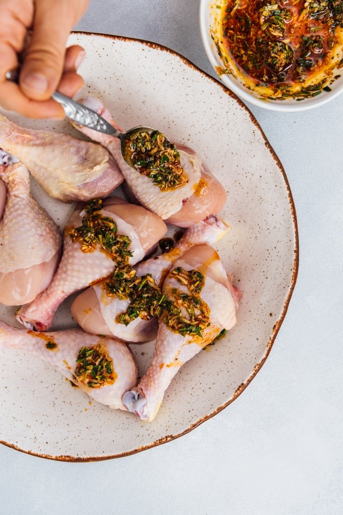 These are the best oven baked chicken legs! No need to wait for the marinade. Yummy, juicy and easy to make. #chickenrecipe #bakedchicken #chickenlegs #chickendrumsticks 如何用香草形象在烤箱里煮鸡腿