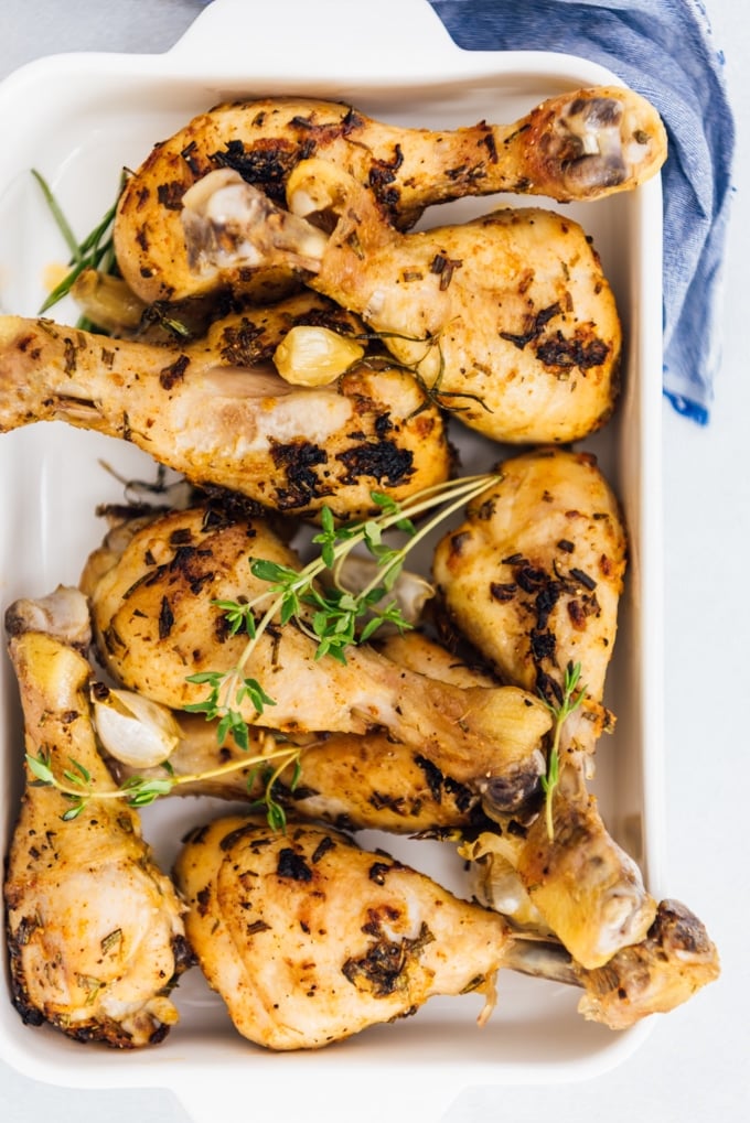These are the best oven baked chicken legs! No need to wait for the marinade. Yummy, juicy and easy to make. #chickenrecipe #bakedchicken #chickenlegs #chickendrumsticks 在烤盘里用香草和大蒜烤鸡腿
