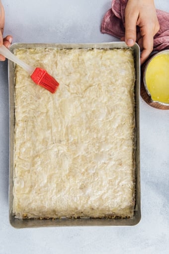 这是一道经典的果仁蜜饼食谱，将黄油涂在果仁蜜饼薄片上
