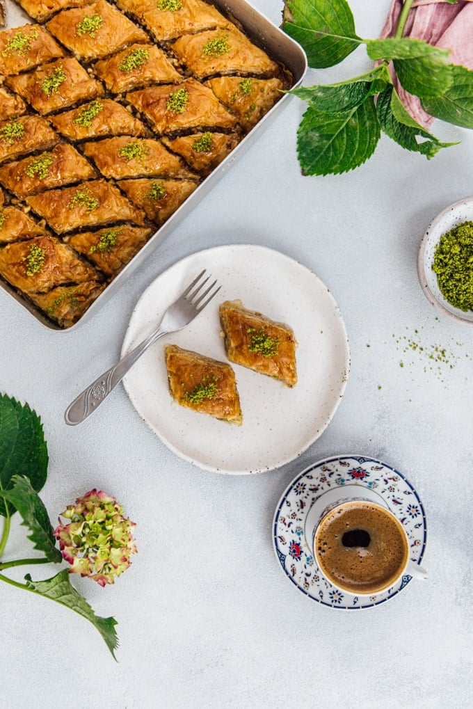 陶瓷盘和传统平底锅里的土耳其果仁蜜饼配上土耳其咖啡