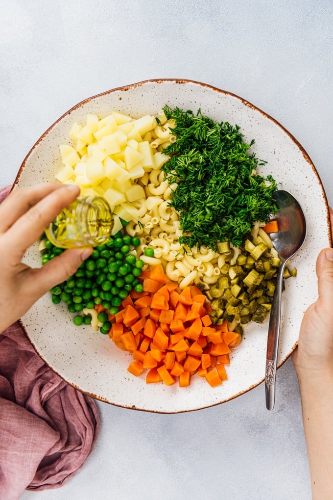Turkish Macaroni Salad with vegetables, pickles and pasta. With a light and tangy mayo-yogurt dressing. It carries your picnics, potlucks and parties to perfection. #pastasalad #macaronisalad #vegetarianpastasalad #pastasaladdressing 用陶瓷碗做经典的蔬菜通心粉沙拉