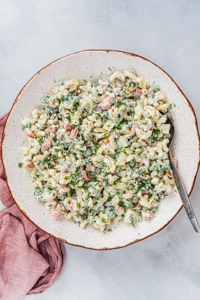 Turkish Macaroni Salad with vegetables, pickles and pasta. With a light and tangy mayo-yogurt dressing. It carries your picnics, potlucks and parties to perfection. #pastasalad #macaronisalad #vegetarianpastasalad #pastasaladdressing 简单的通心粉沙拉食谱,有蔬菜,泡菜和酸奶蛋黄酱