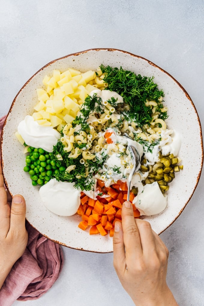 Turkish Macaroni Salad with vegetables, pickles and pasta. With a light and tangy mayo-yogurt dressing. It carries your picnics, potlucks and parties to perfection. #pastasalad #macaronisalad #vegetarianpastasalad #pastasaladdressing 如何在陶瓷碗里用泡菜和酸奶蛋黄酱做通心粉沙拉