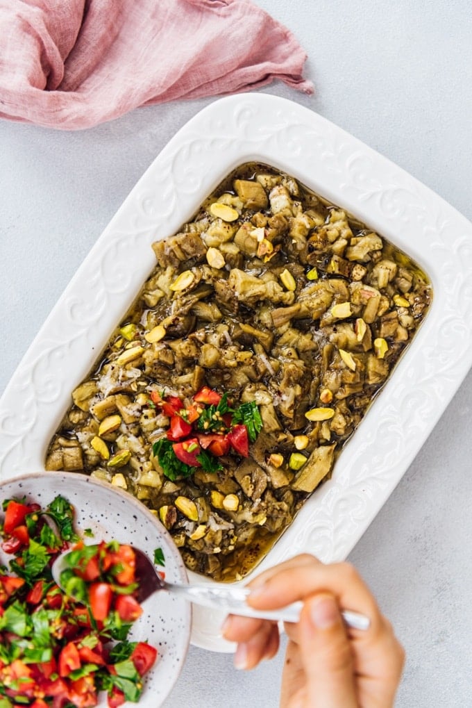 Turkish Eggplant Salad is the yummiest summer lunch when combined with a tangy dressing and topped with fresh summer tomatoes. #eggplantrecipe #eggplant #roastedeggplant #turkishsalad #turkishrecipe 凉拌茄子沙拉配上新鲜番茄
