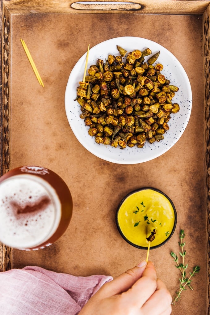 烤秋葵片配姜黄芝麻酱和一杯啤酒。