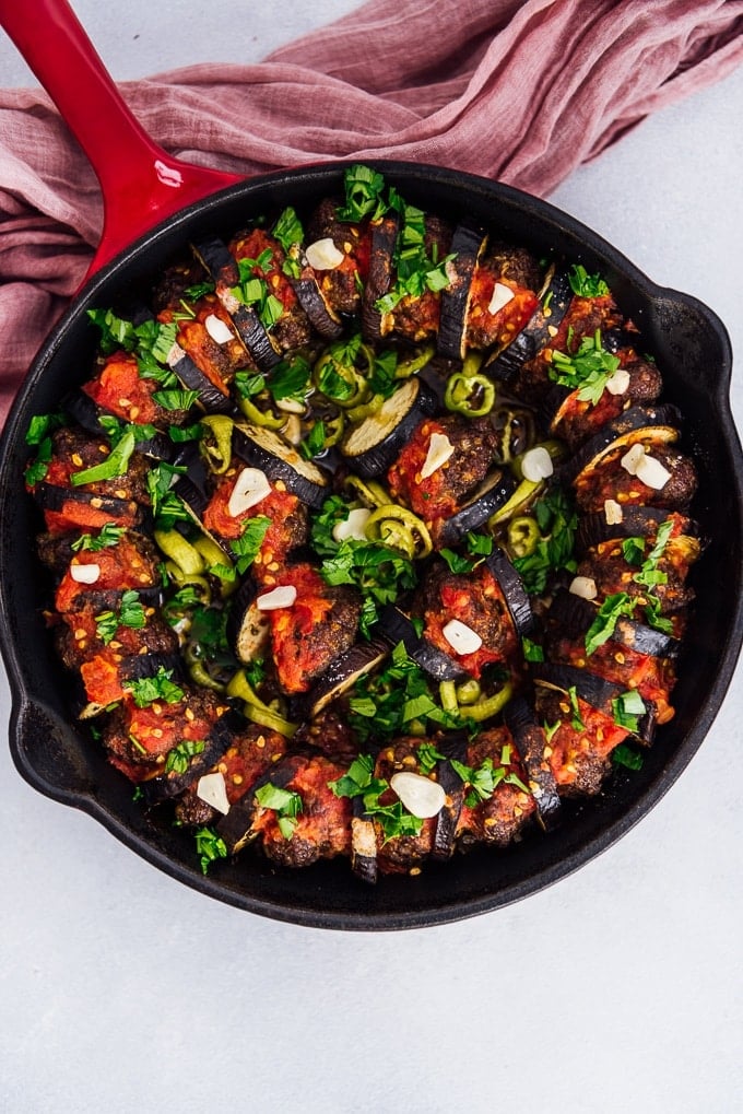 烘烤的茄子kebab用在铸铁煎锅的丸子