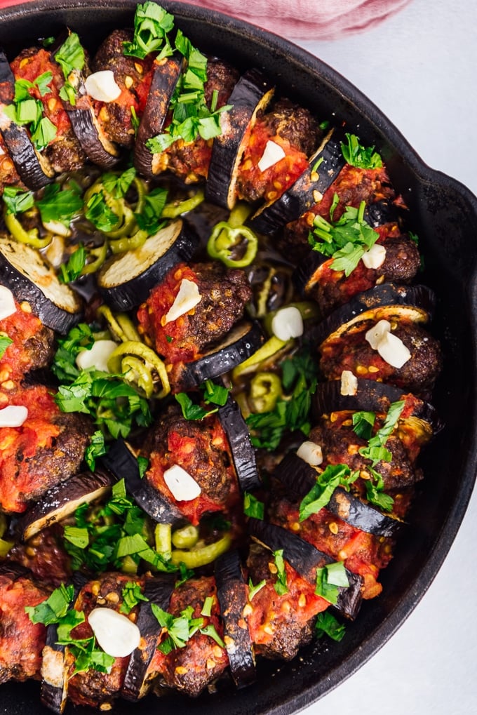 肉丸和茄子kebab在铸铁煎锅烘烤