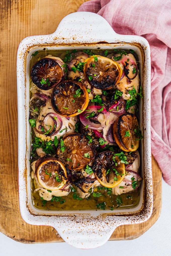 Easy Baked Lemon Chicken Thighs. Healthy and perfect meal for special occasions! #chickenrecipe #bakedchicken #healthychicken #roastedchicken 用砂锅烤柠檬鸡配洋葱狗万正规品牌