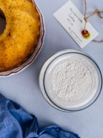 自制蛋糕粉，装在罐子里，旁边放一个面包蛋糕。