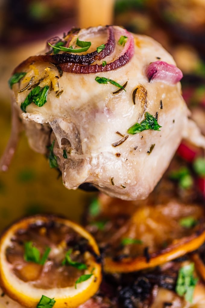 Easy Baked Lemon Chicken Thighs. Healthy and perfect meal for special occasions! #chickenrecipe #bakedchicken #healthychicken #roastedchicken 上柠檬蒜蓉烤鸡腿