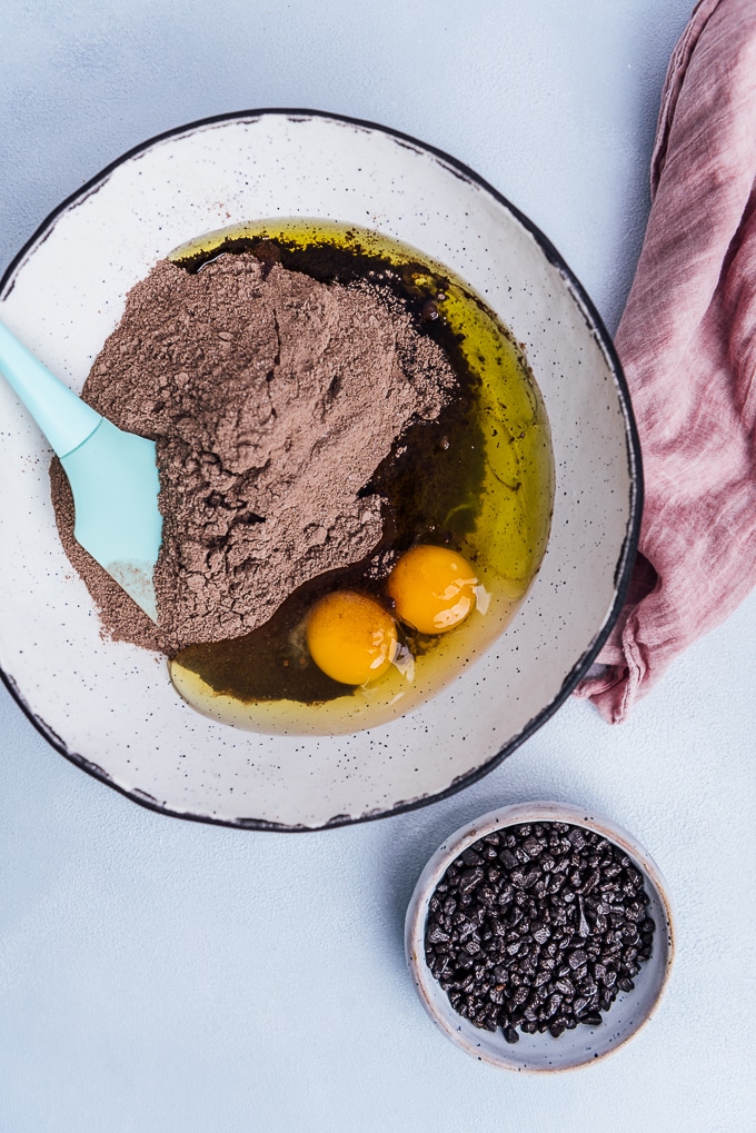 用巧克力蛋糕粉、油和鸡蛋在一个大碗里做巧克力饼干