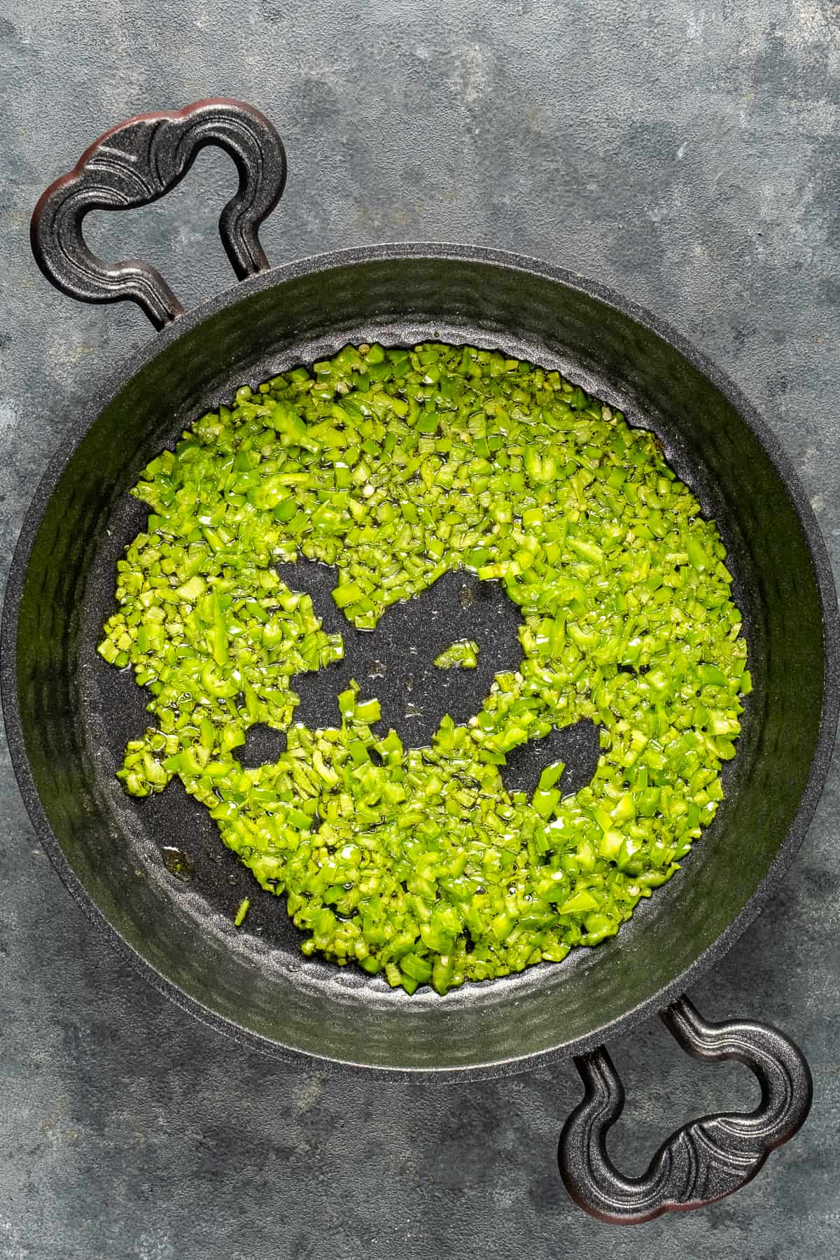 切碎的辣椒在锅里煮