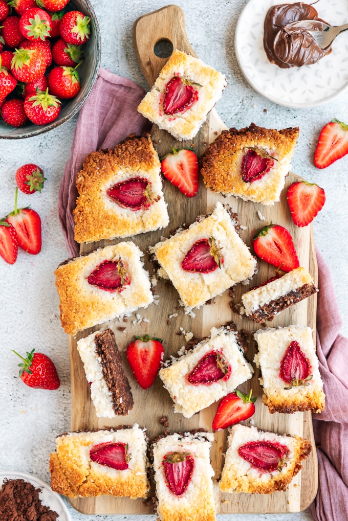 椰子冰用草莓和巧克力在一个木板陪同着新鲜的草莓，可可粉粉和巧克力。