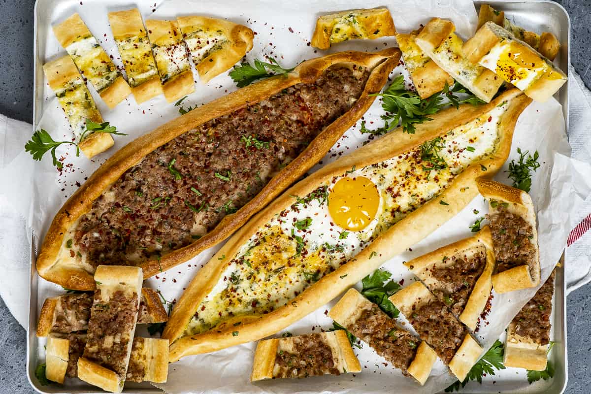土耳其披萨用欧芹和红辣椒片装饰，放在烤盘里。