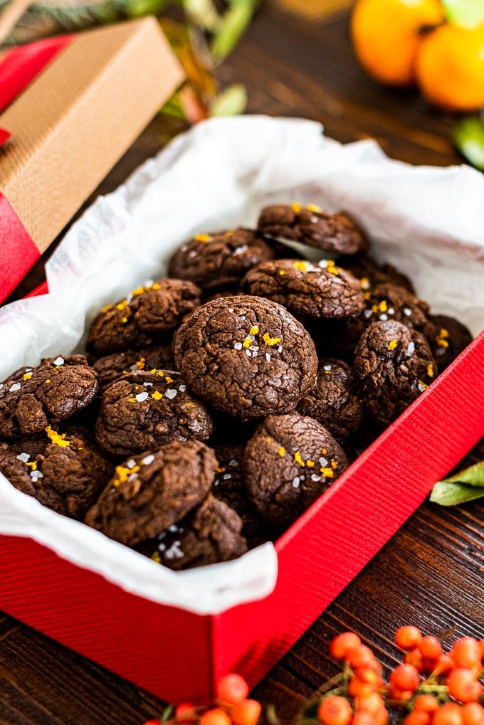 巧克力果仁巧克力曲奇饼用橙色zest和海盐在一个红色礼物盒