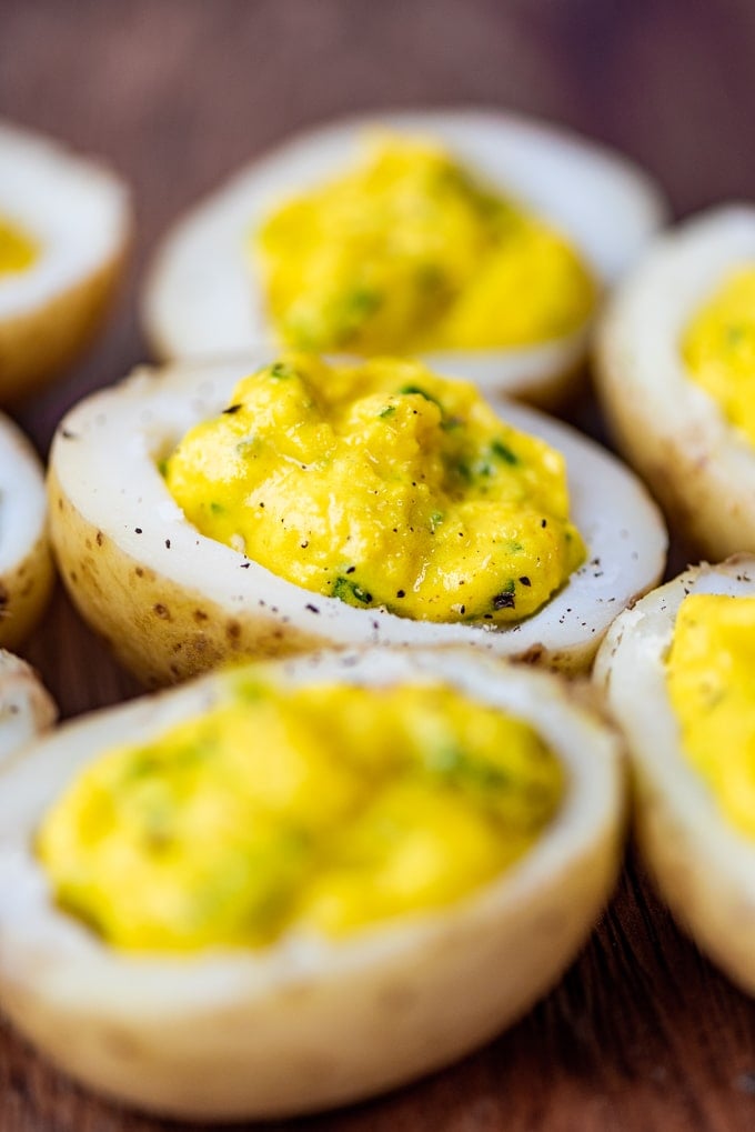 土豆炒蛋作为素食主义者的手指食物放在木板上