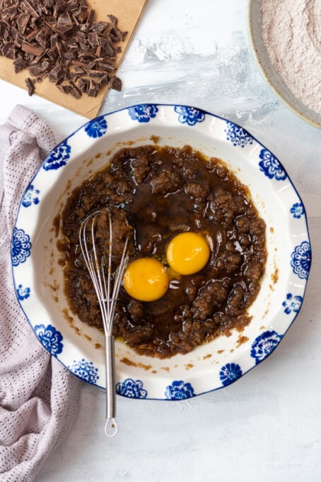 在搅拌碗制作棕色黄油曲奇饼面团用鸡蛋和扫