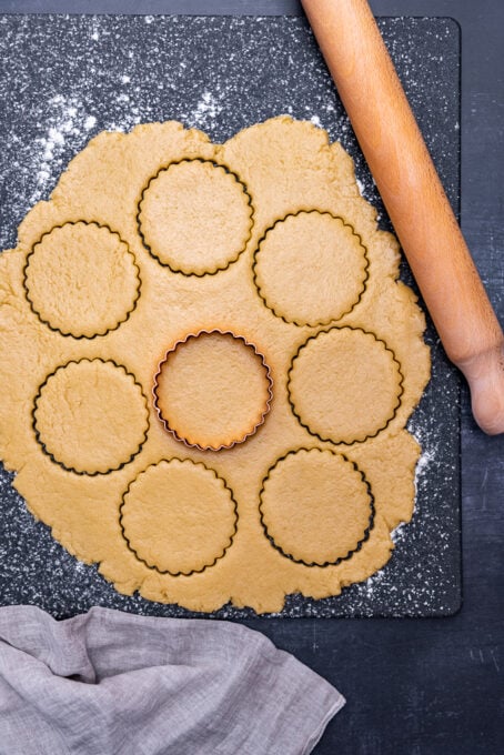 推出饼干面团,切圆饼切和擀面杖。