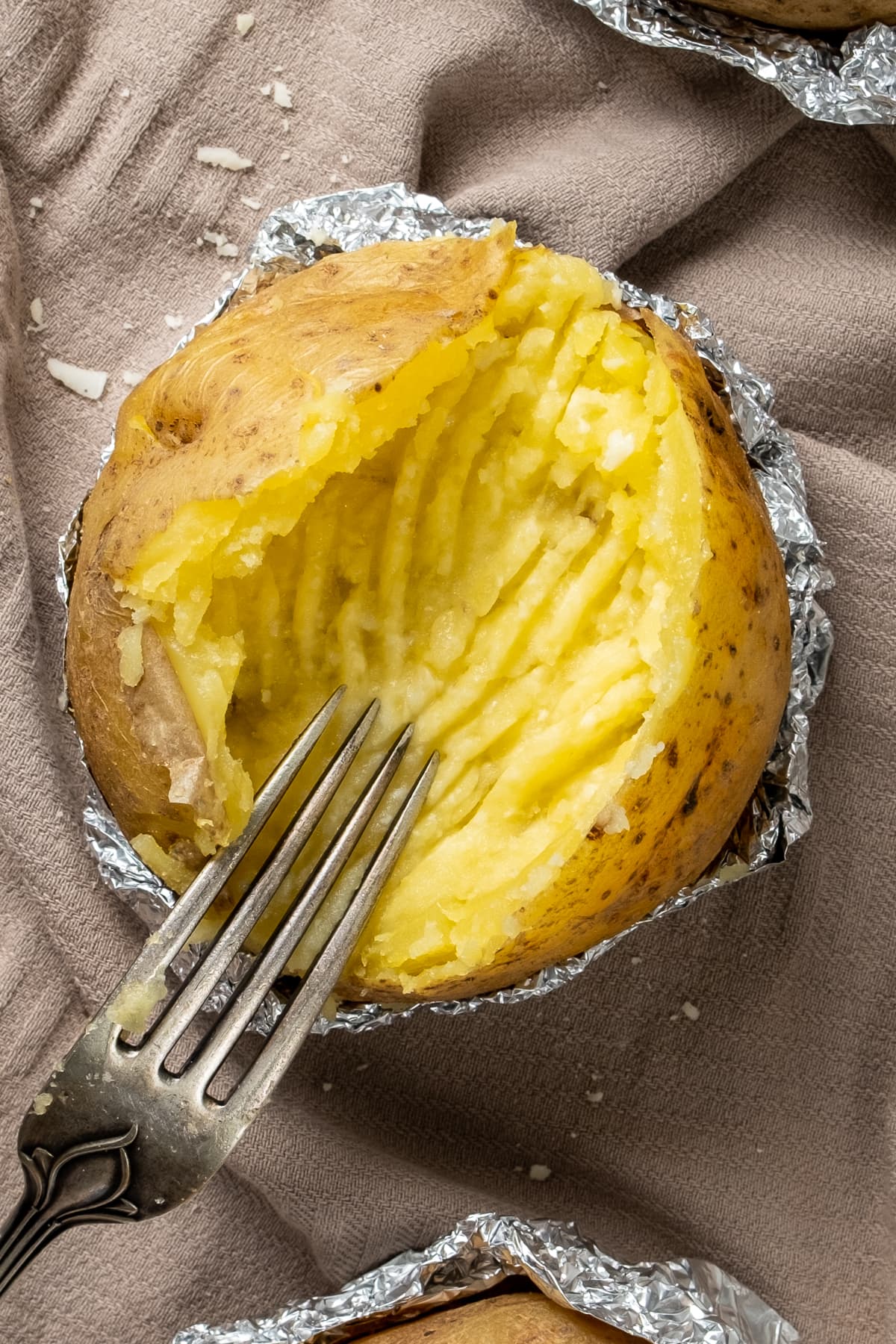 黄油和奶酪充分混合在烤土豆里，直到呈奶油状，叉子插进去。