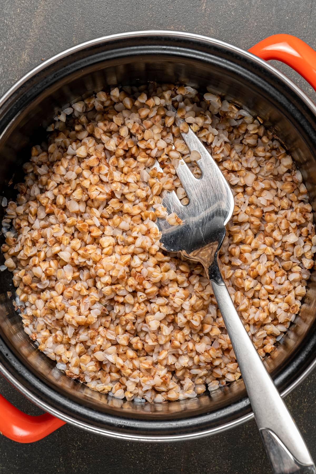用平底锅煮荞麦，里面放一把叉子。