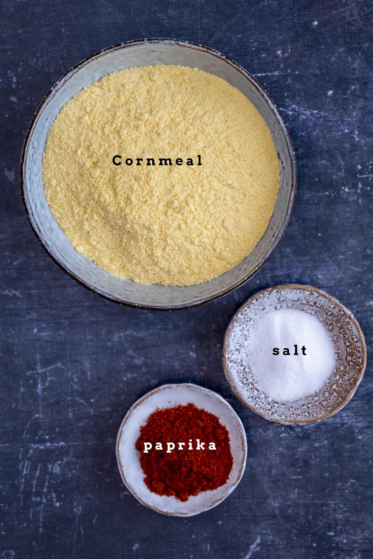 玉米粉，辣椒粉和盐放在小碗里。