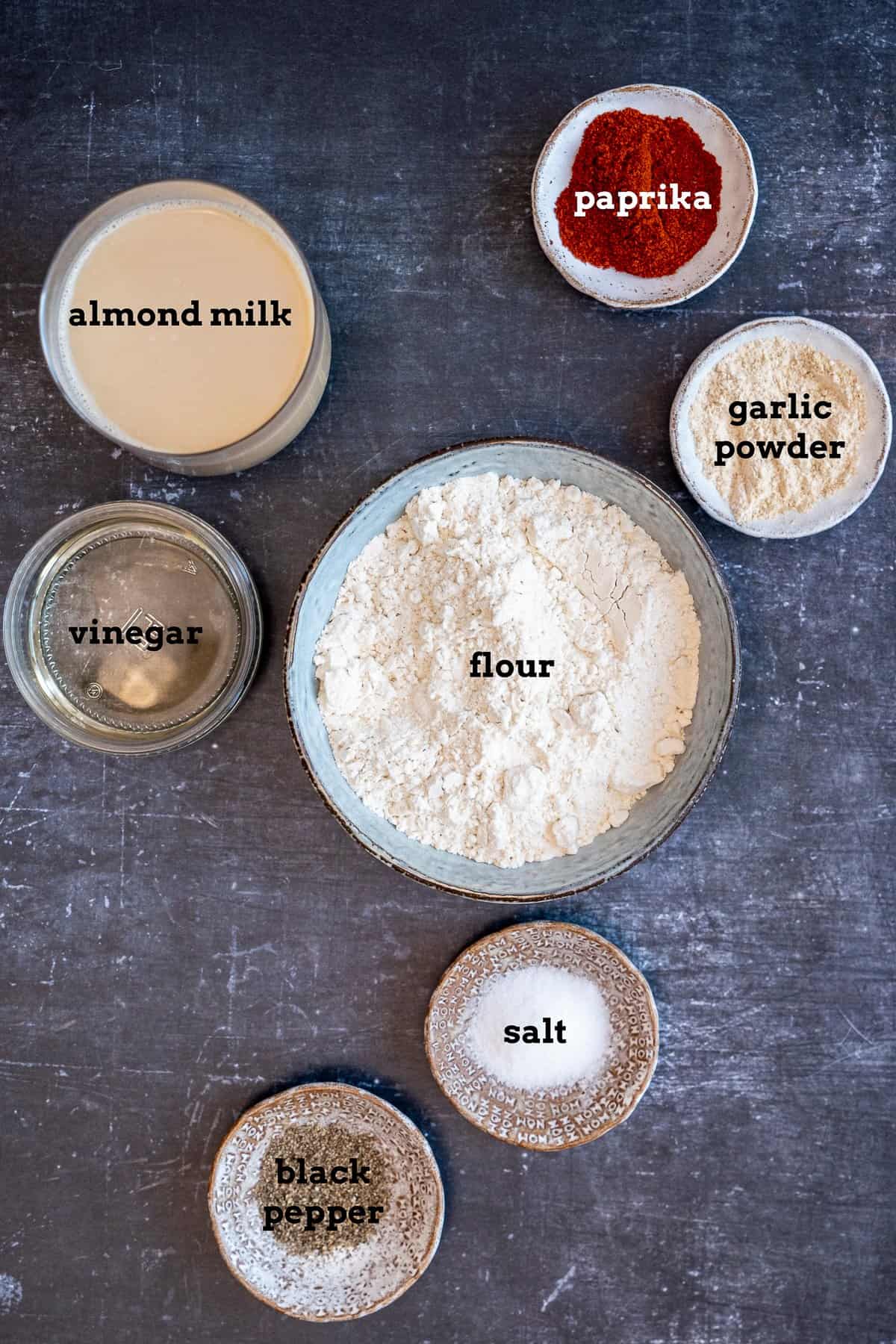 面粉，杏仁奶，醋和香料放在小碗里。