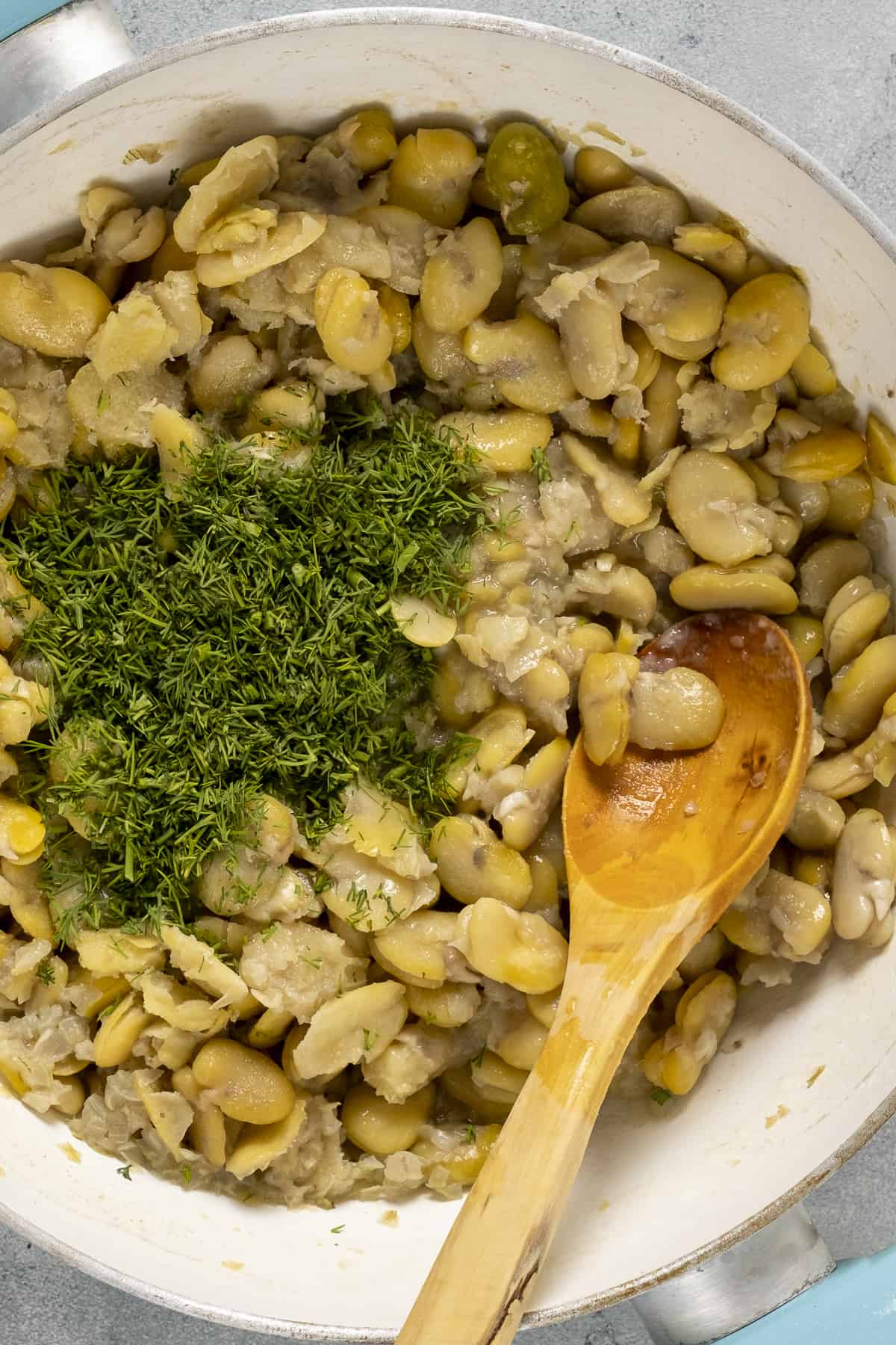 干蚕豆和新鲜的莳萝在锅里煮。