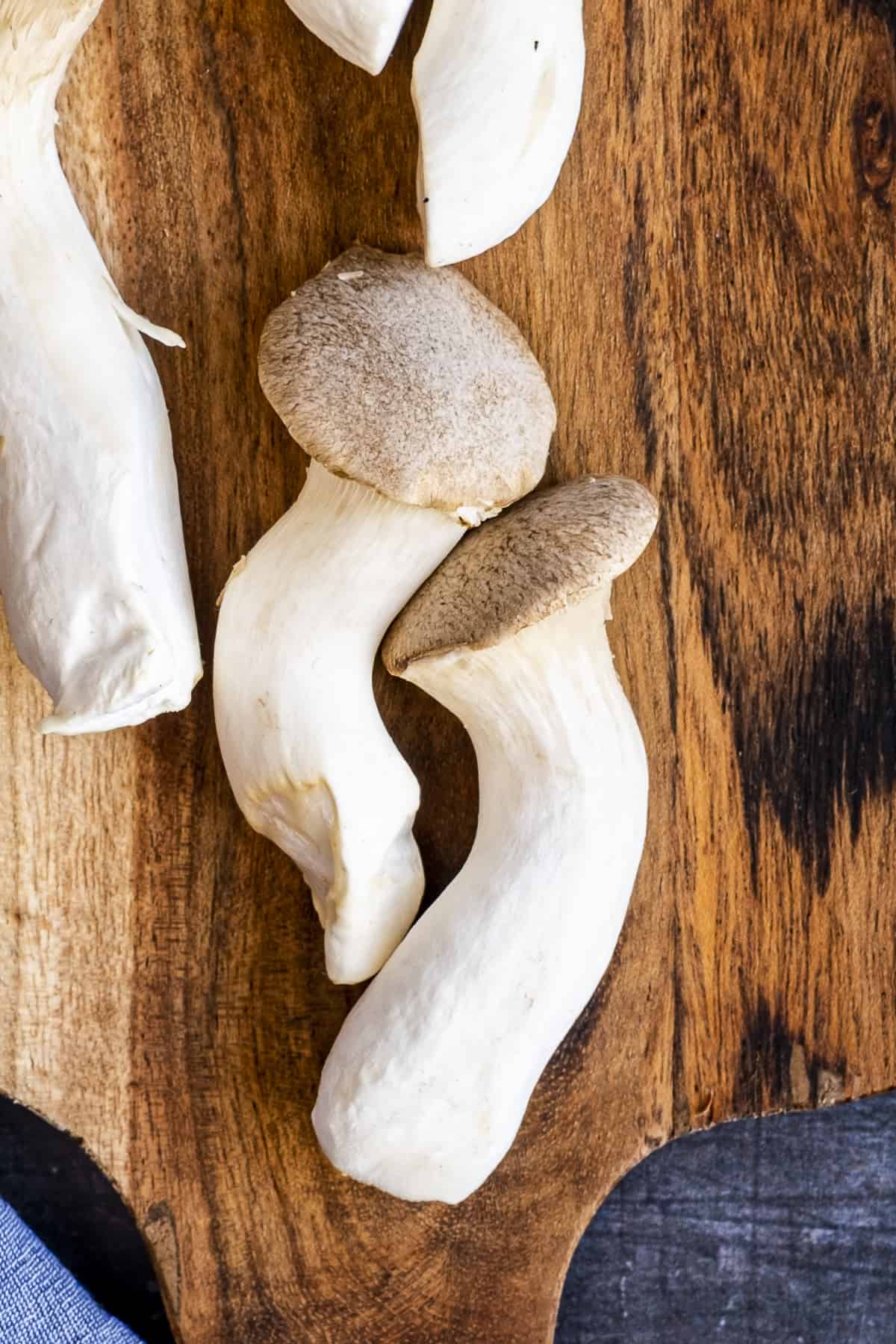 王蚝香菇放在木砧板上。