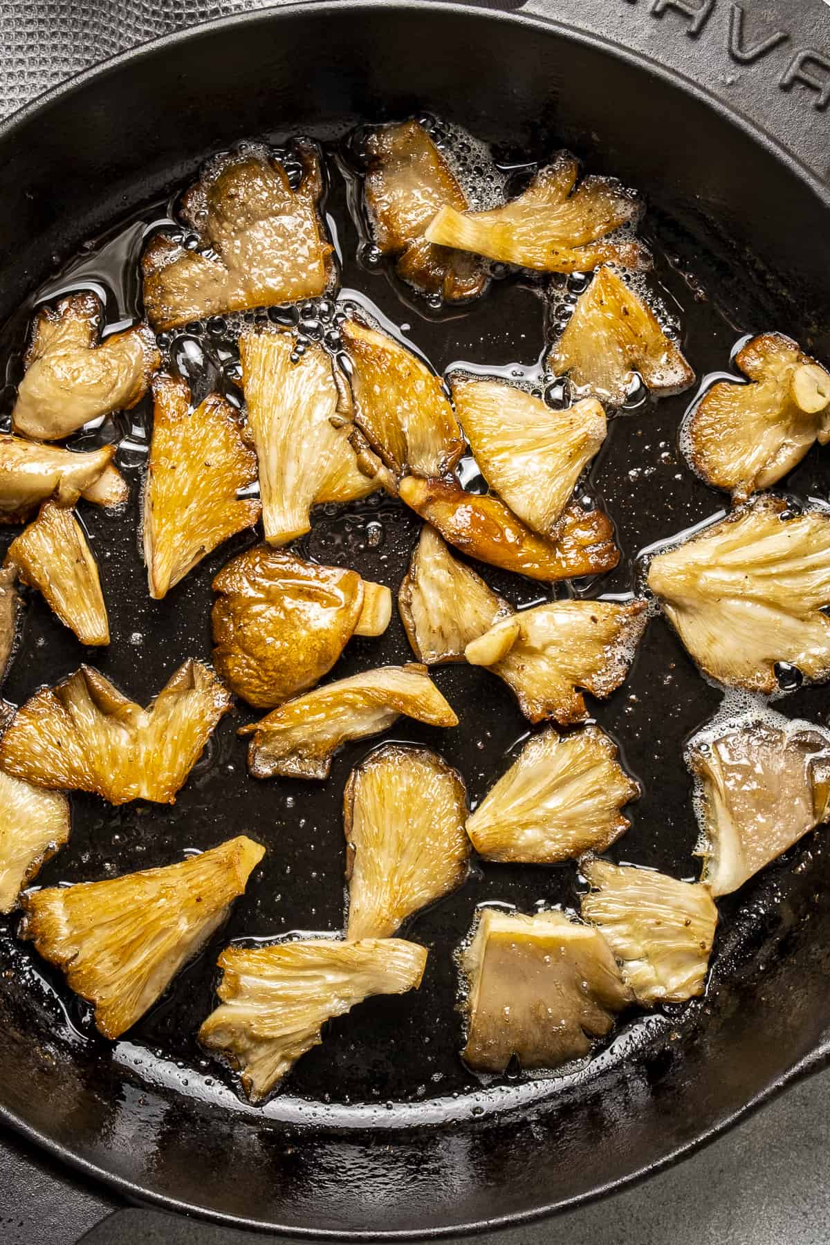 金黄色的平菇在铸铁锅中煮熟。