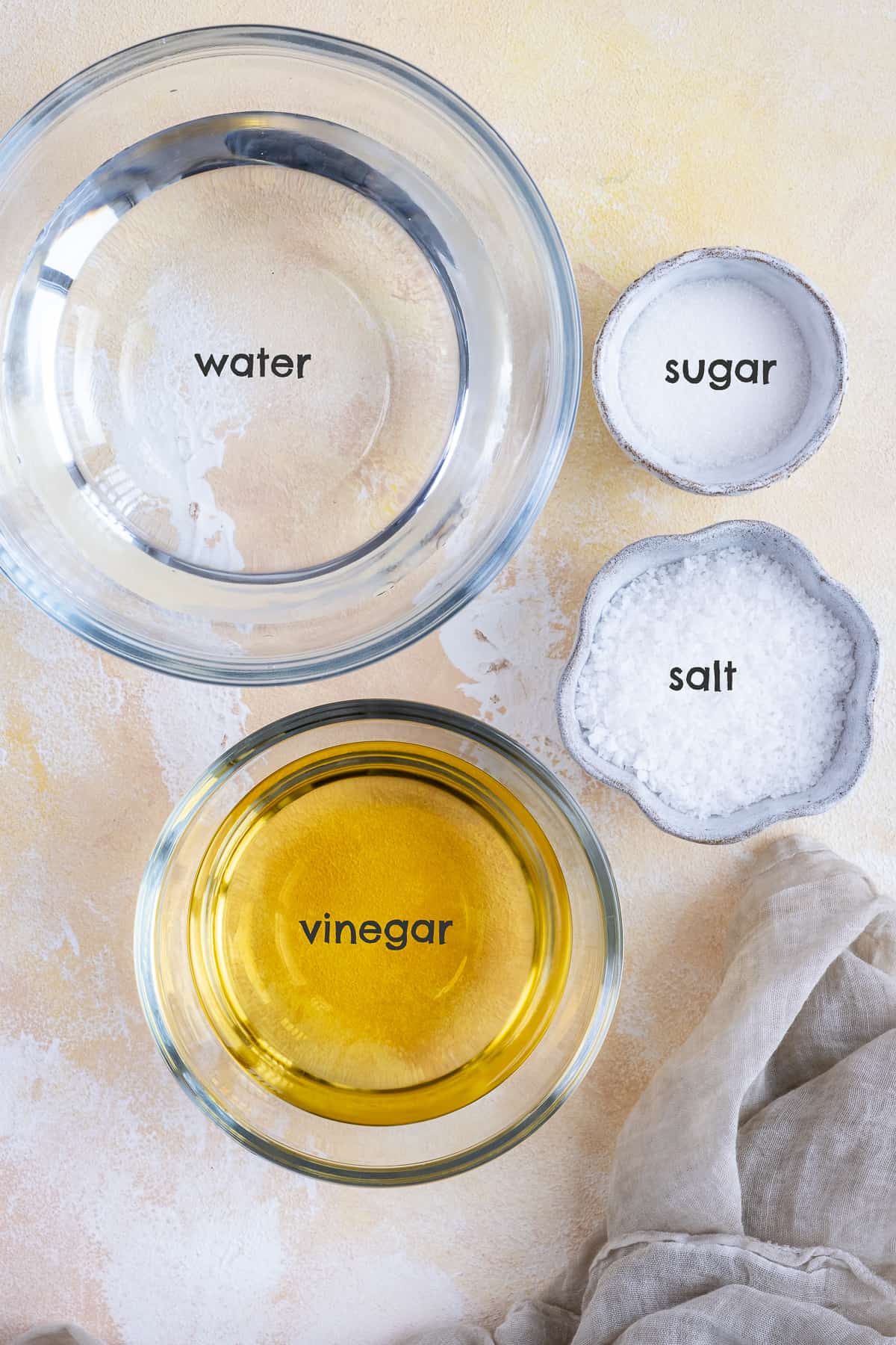 碗里放醋、水、盐和糖。