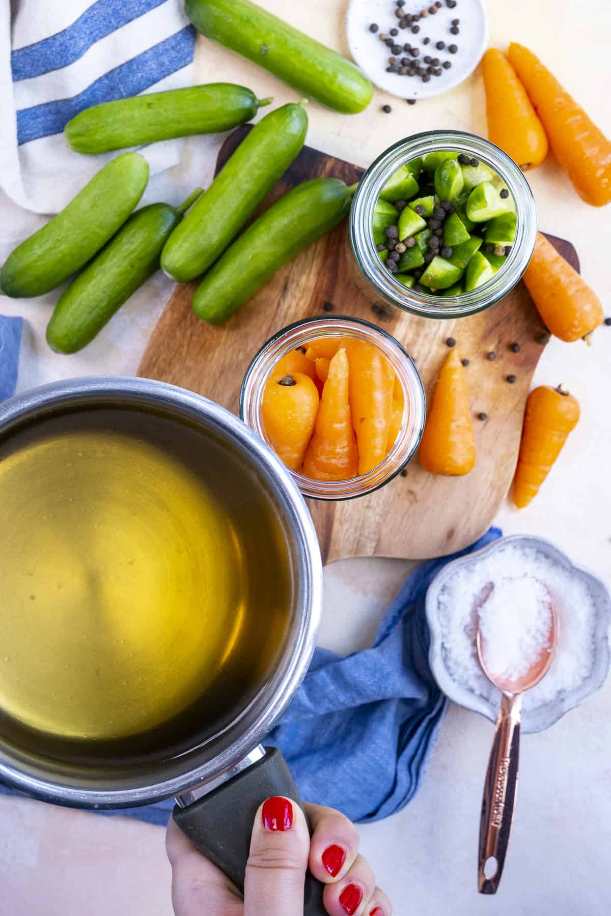 将腌黄瓜盐水与胡萝卜、黄瓜一起倒入罐中。