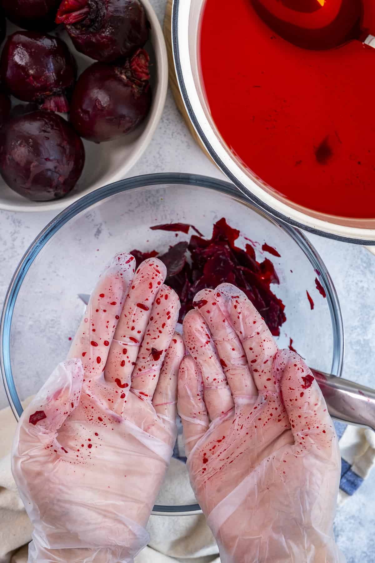戴着手套的手显示出甜菜的污渍。