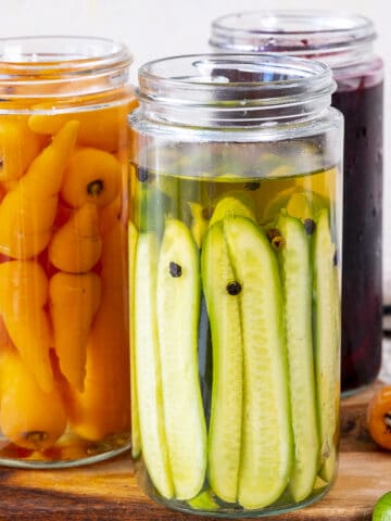 腌黄瓜，胡萝卜和甜菜放在罐子里。