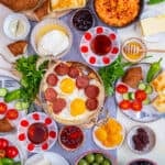 土耳其早餐有鸡蛋，糕点，如borek和simit，果酱，橄榄，奶酪，蔬菜和土耳其茶。